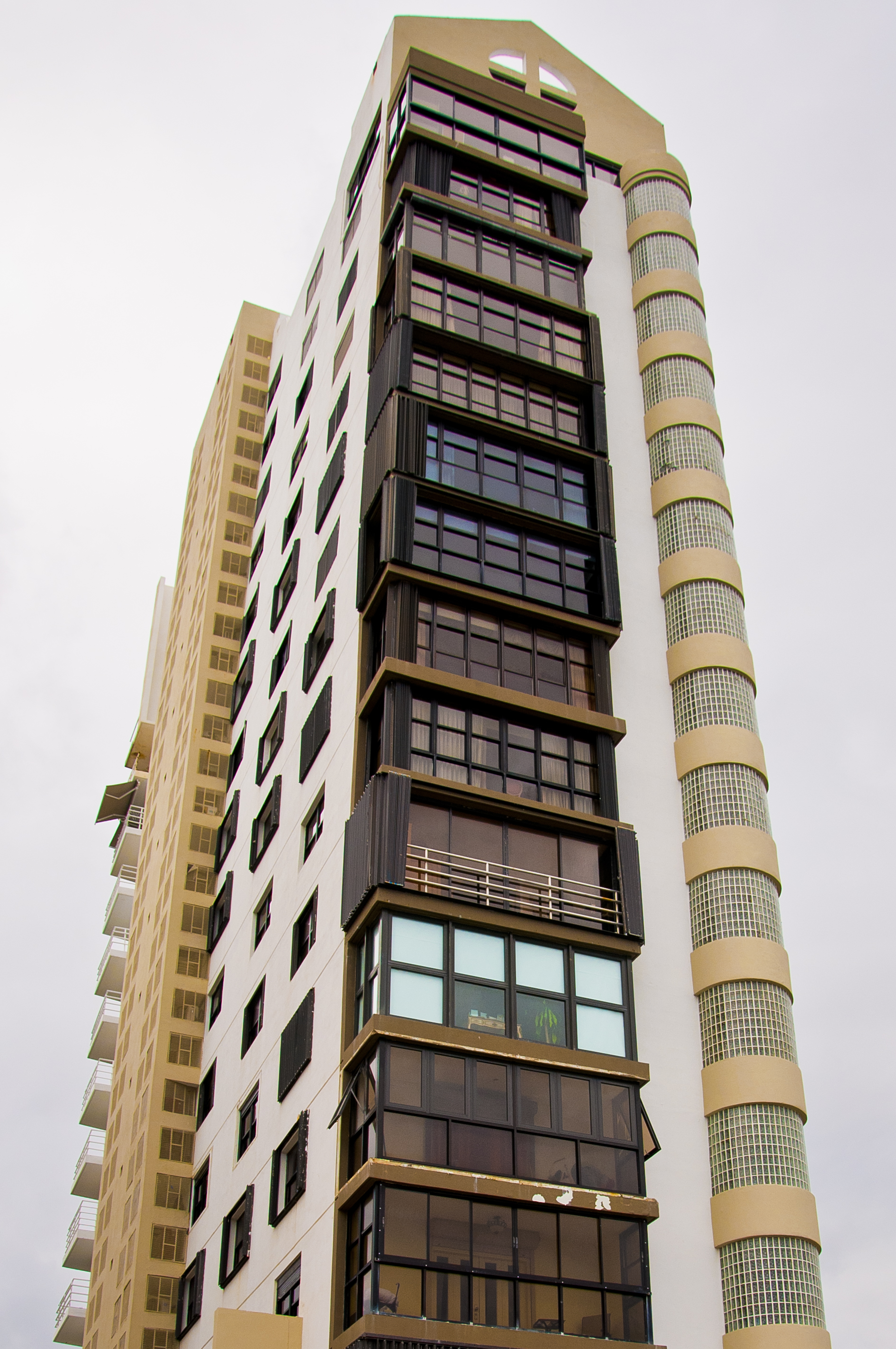 Torre de condominios en la avenida Ashford en Condado