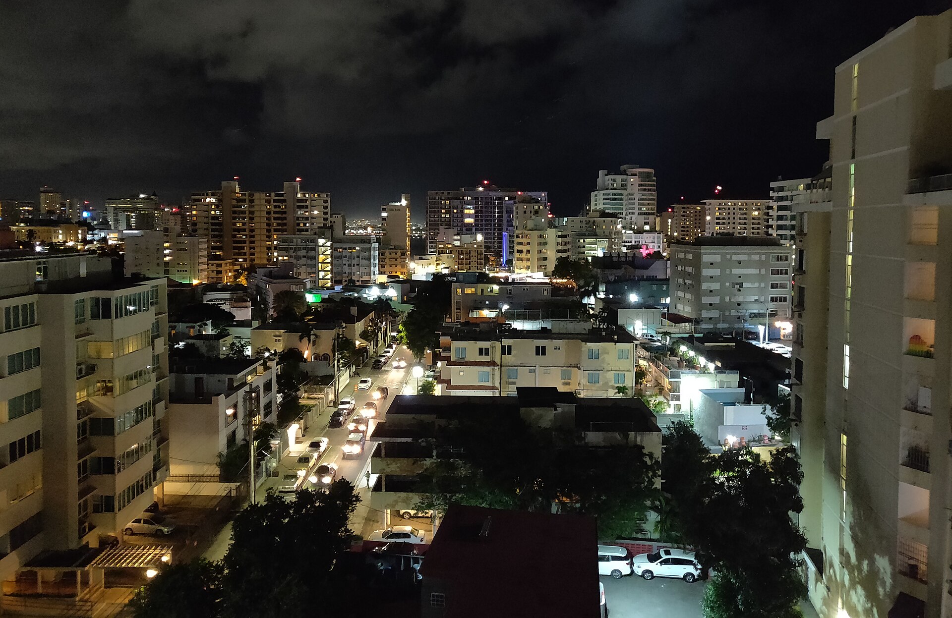 Vista nocturna de edificios residenciales en Condado