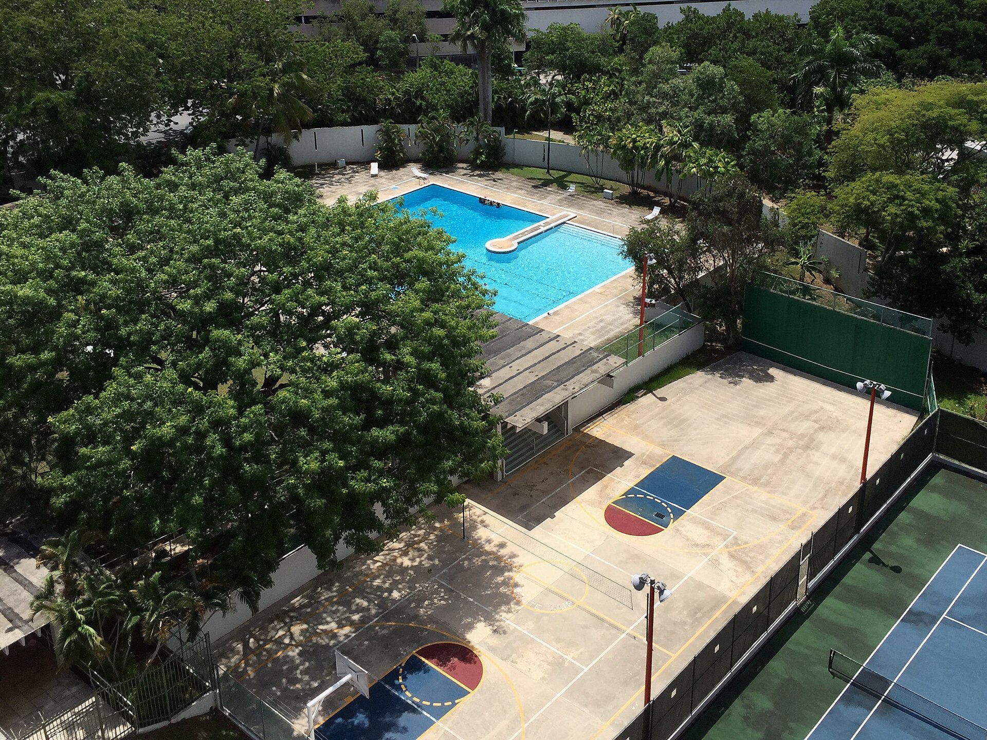 Piscina y canchas compartidas de un condominio en Hato Rey