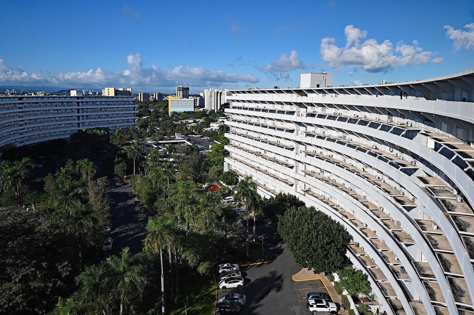 Complejo de condominios El Monte en Hato Rey rodeado de palmas